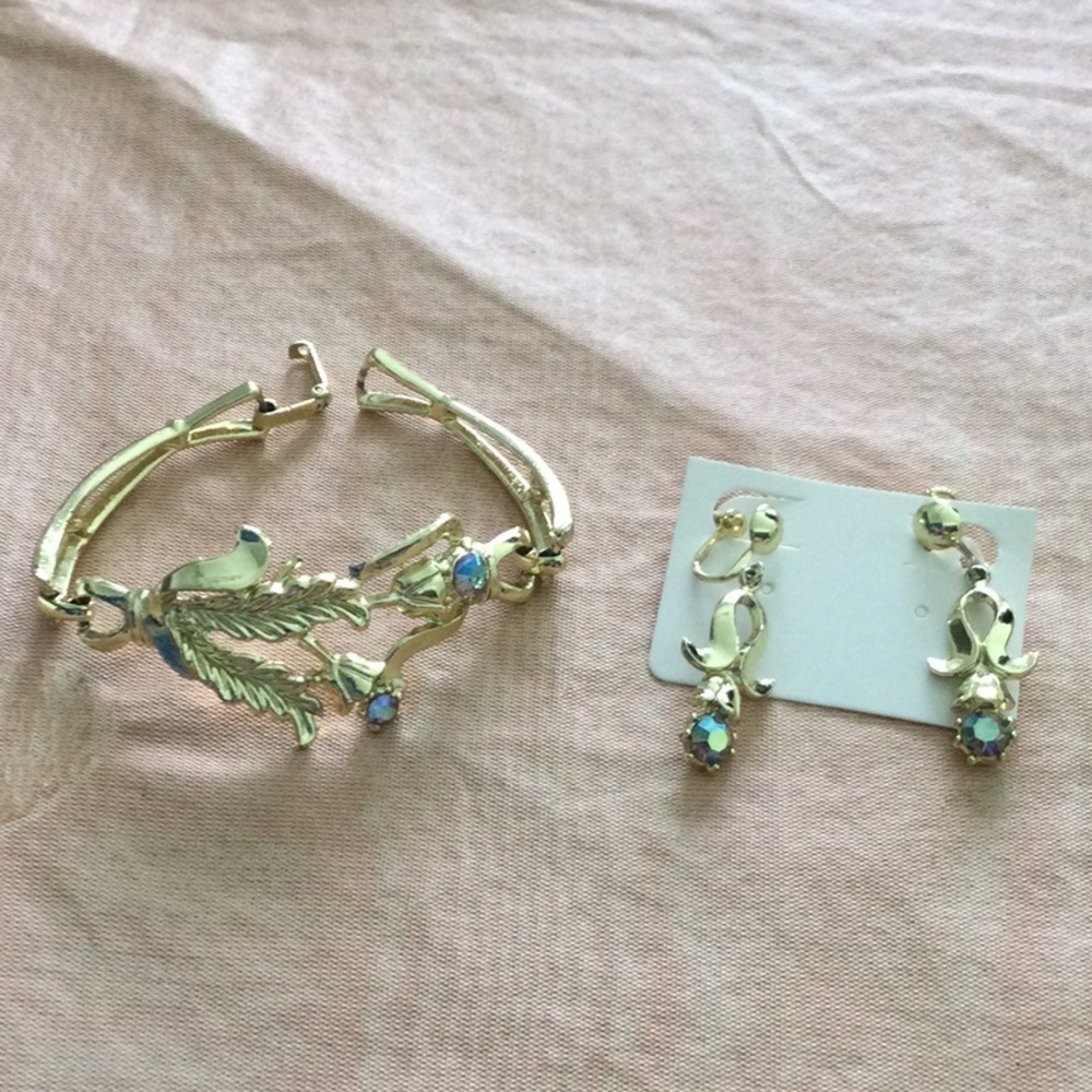 Vintage Earrings and bracelet Set Gold Color w/ Blue Stones Screw Back Earrings